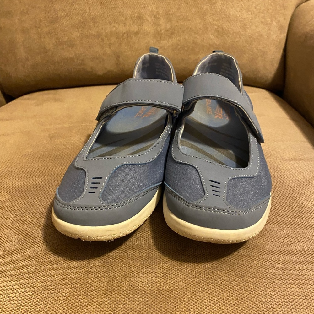 Copper fit women’s casual shoe blue size 8 Velcro closure, maryjane